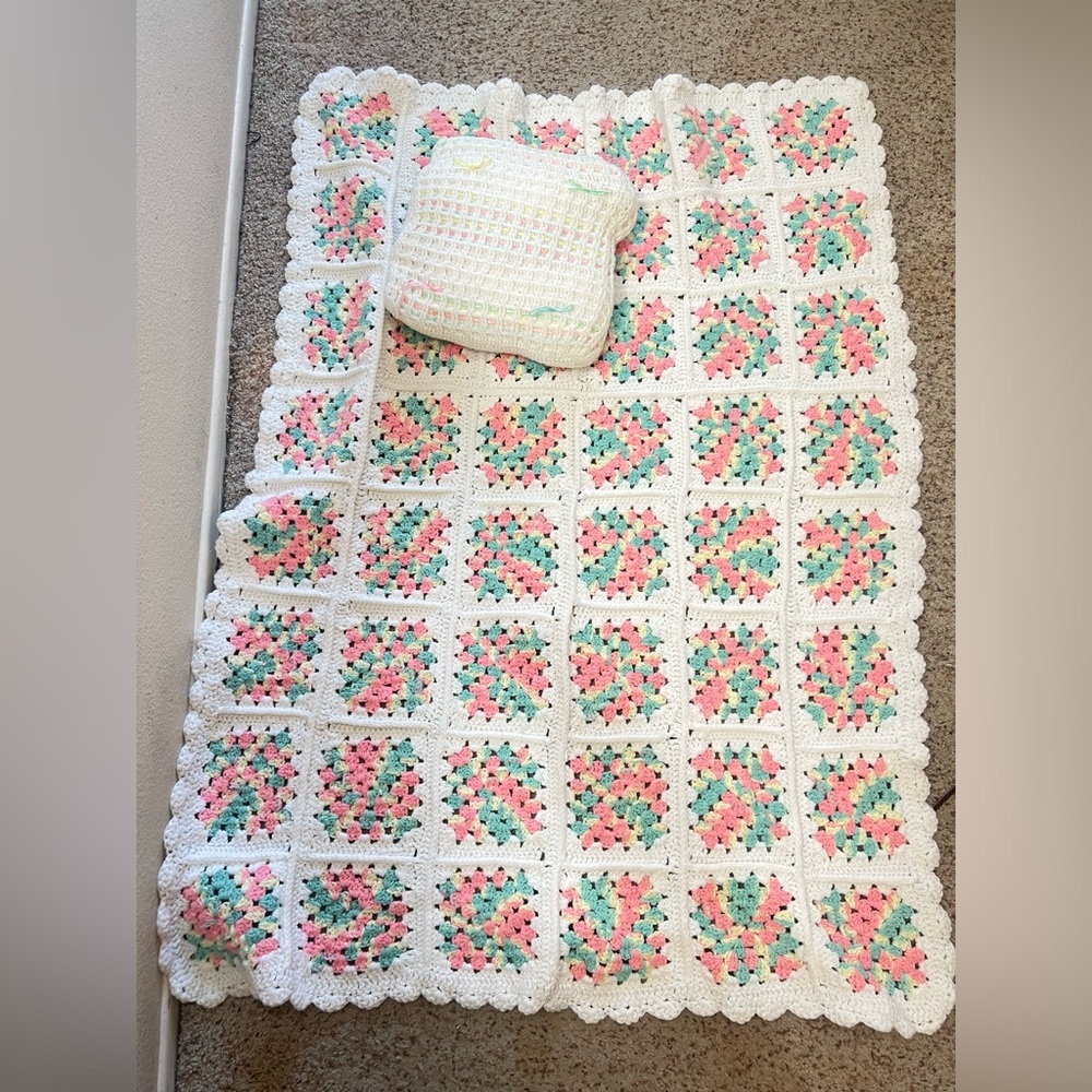 VNTG Handmade Crochet‎ Baby Blanket & Pillow Pink & Green White Pastel 50x37
